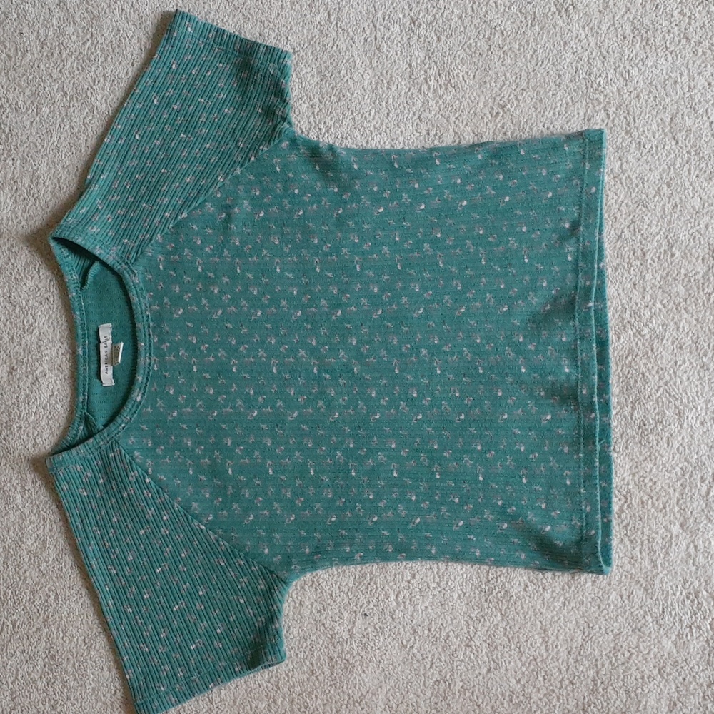 Floral dark green cropped short sleeved shirt. American Eagle brand, size XS.